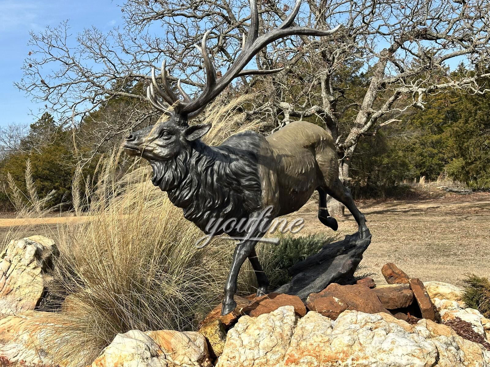 Make the sculpture fitting the environment
